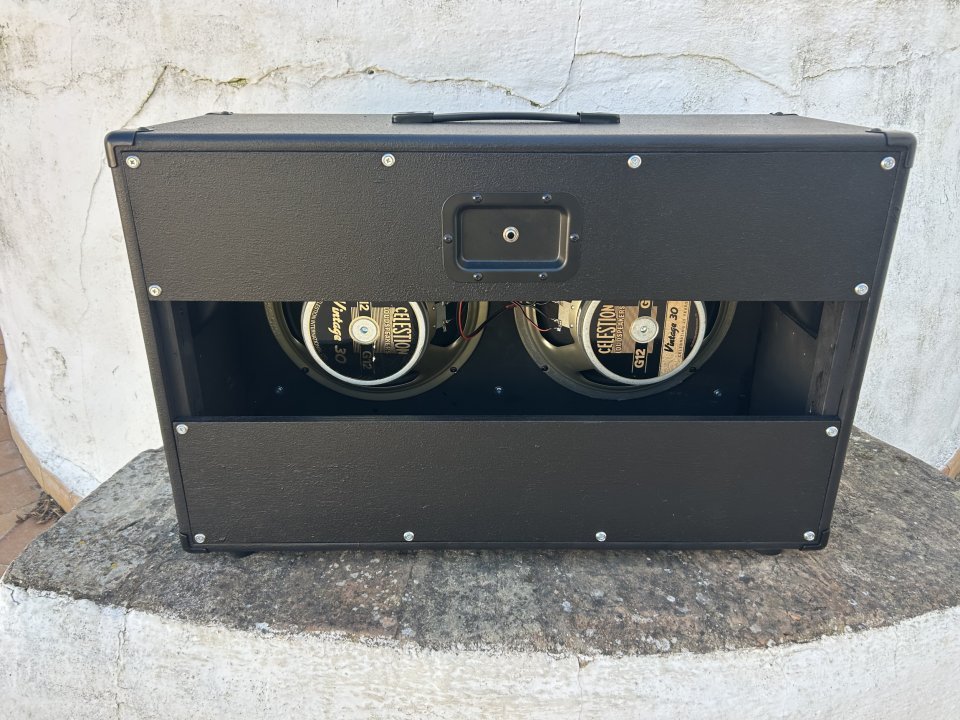 Pantalla 2x12 Celestion V30 de segunda mano · Foto 5 de 10 · Huelva · 250 €