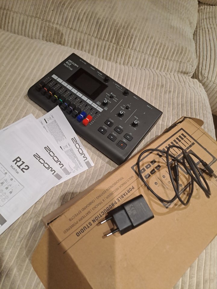 Multipistas Zoom R12 de segunda mano · Foto 5 de 5 · Madrid · 190 €