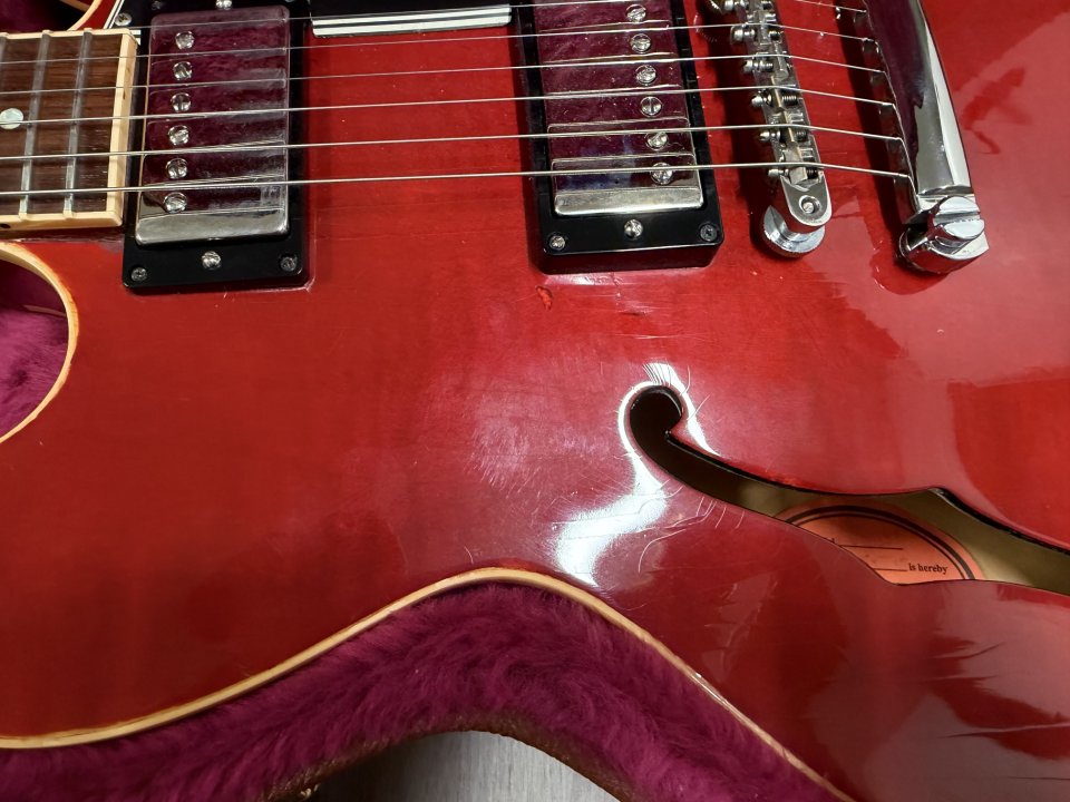 2004 Gibson ES-335 Dot - Cherry - 3.7 kg (Cambio) de segunda mano · Foto 10 de 10 · Madrid · 2700 €