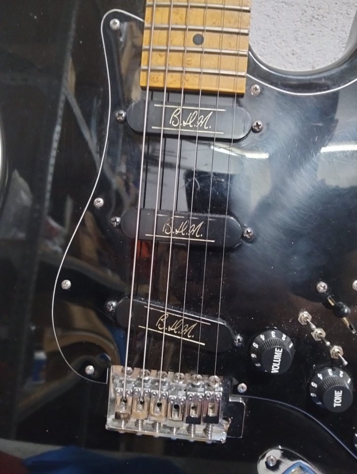 Guitarra Eléctrica Stratocaster BRIAN MAY de segunda mano · Foto 2 de 10 · Asturias · 700 €