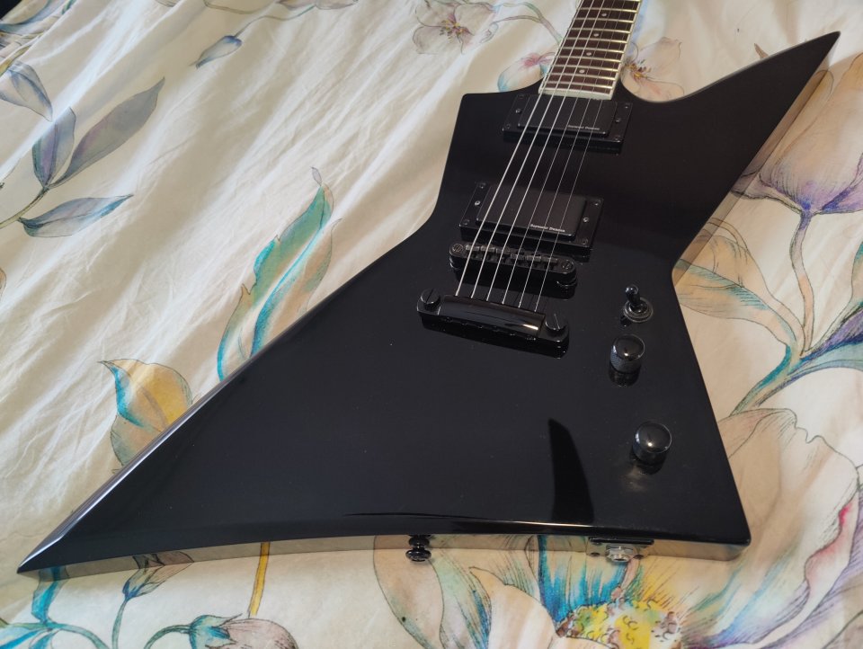 ESP LTD EX-200 con Seymour Duncan Blackouts AHB-1