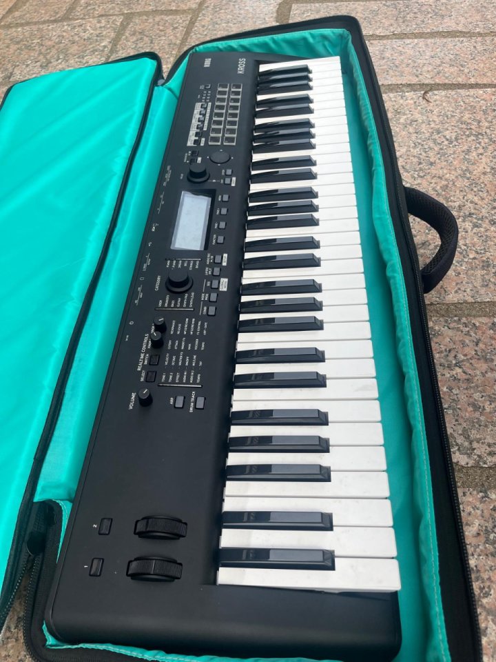 Korg Kross 2 61 Teclas + Funda de segunda mano · Foto 1 de 5 · Pontevedra · 540 €