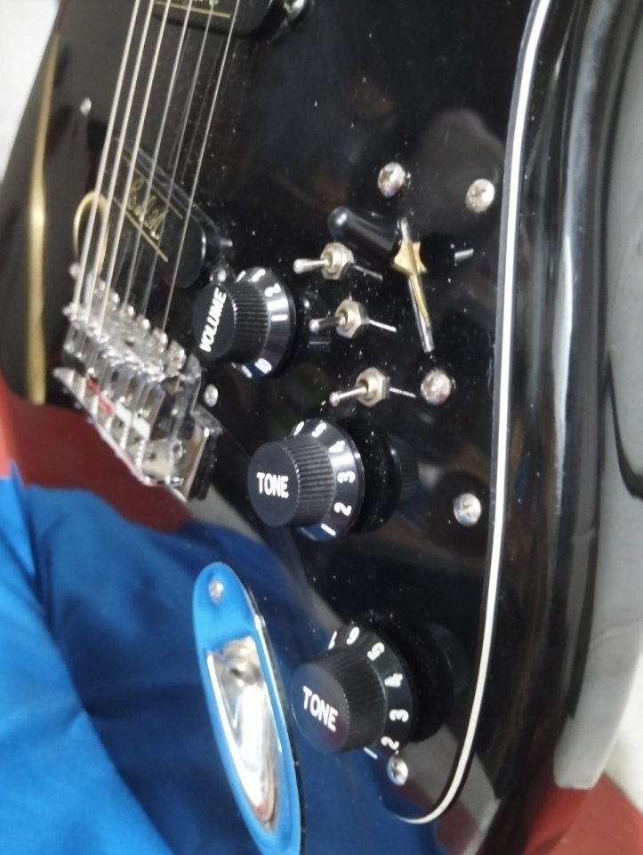 Guitarra Eléctrica Stratocaster BRIAN MAY de segunda mano · Foto 3 de 10 · Asturias · 700 €