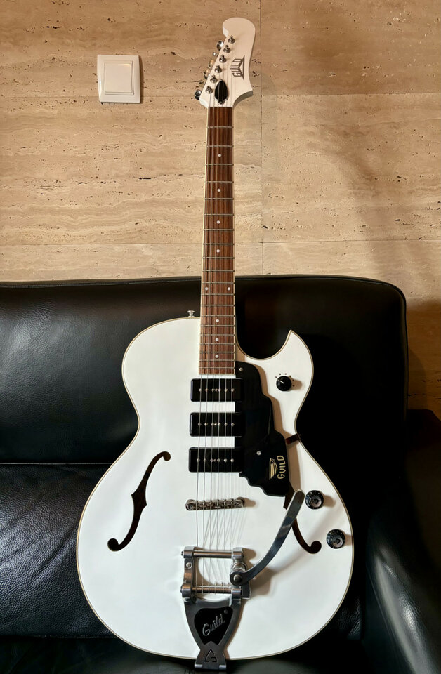 Guild Starfire I Jet 90 Satin White + Funda rígida Guild Deluxe