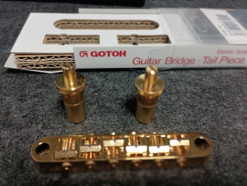 Clavijero bloqueo cordal aluminio y puente dorados de segunda mano · Foto 2 de 4 · Zaragoza · 80 €