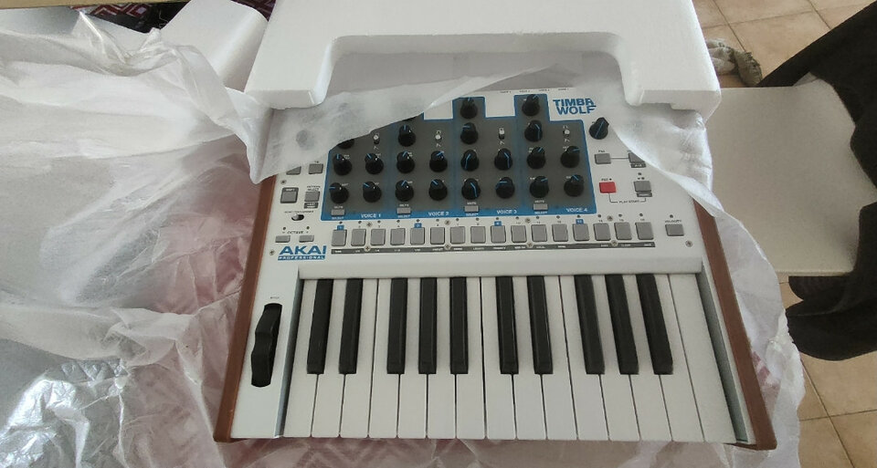 AKAI timbre wolf