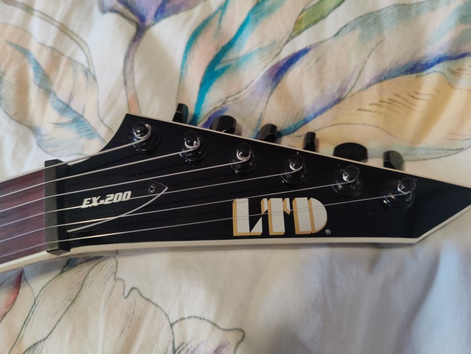 ESP LTD EX-200 con Seymour Duncan Blackouts AHB-1