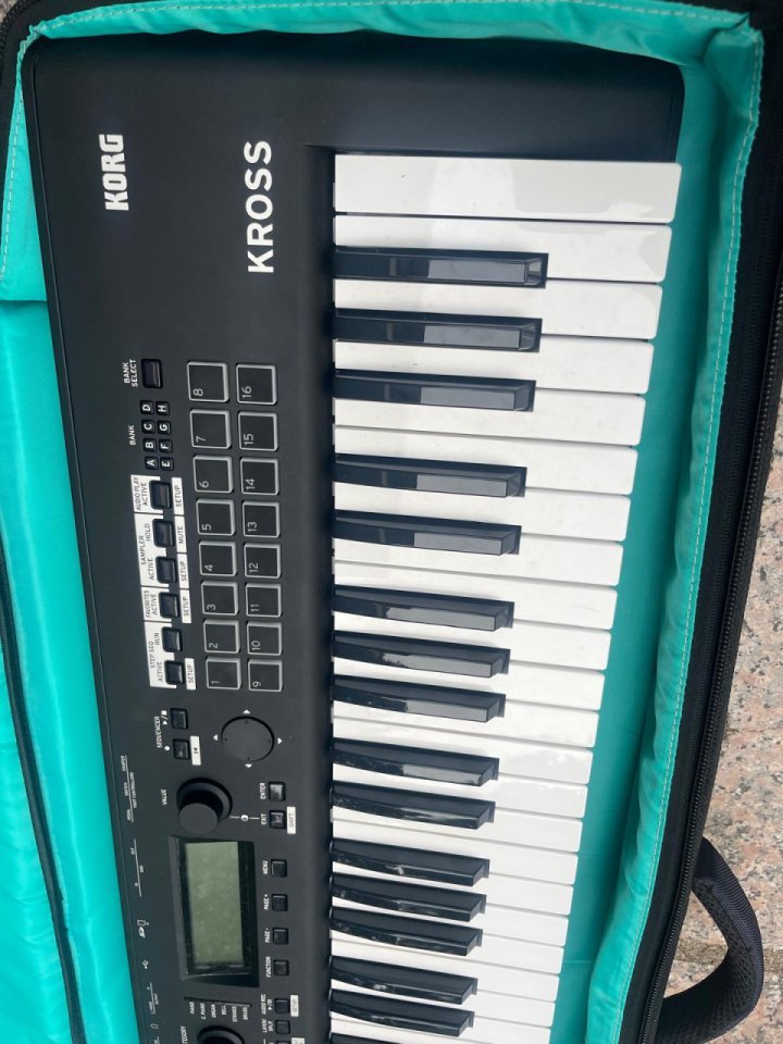 Korg Kross 2 61 Teclas + Funda de segunda mano · Foto 2 de 5 · Pontevedra · 540 €