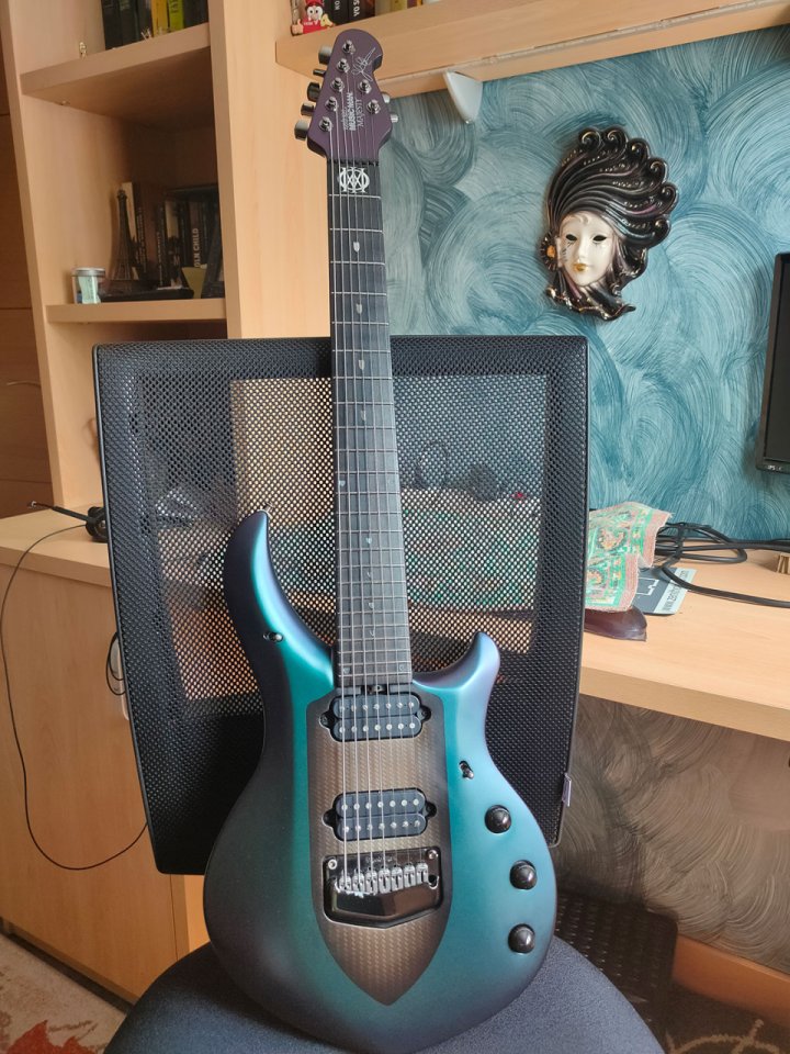 Ernie Ball Music Man Majesty 7 cuerdas Artic Dream de segunda mano · Foto 2 de 10 · Bizkaia · 2850 €