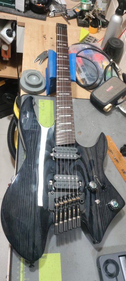Larry Carlton X6 Headless Trans Black de segunda mano · Foto 1 de 10 · Madrid · 500 €