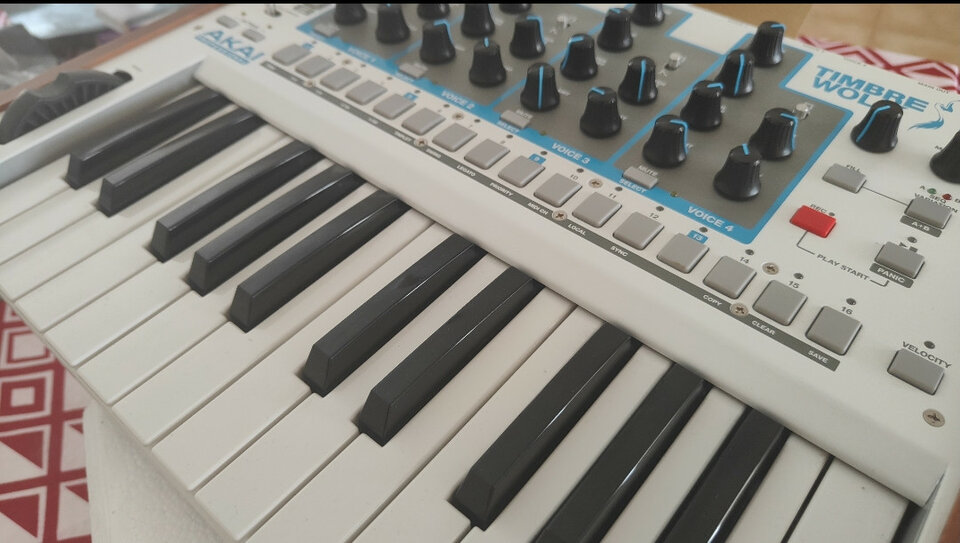 AKAI timbre wolf