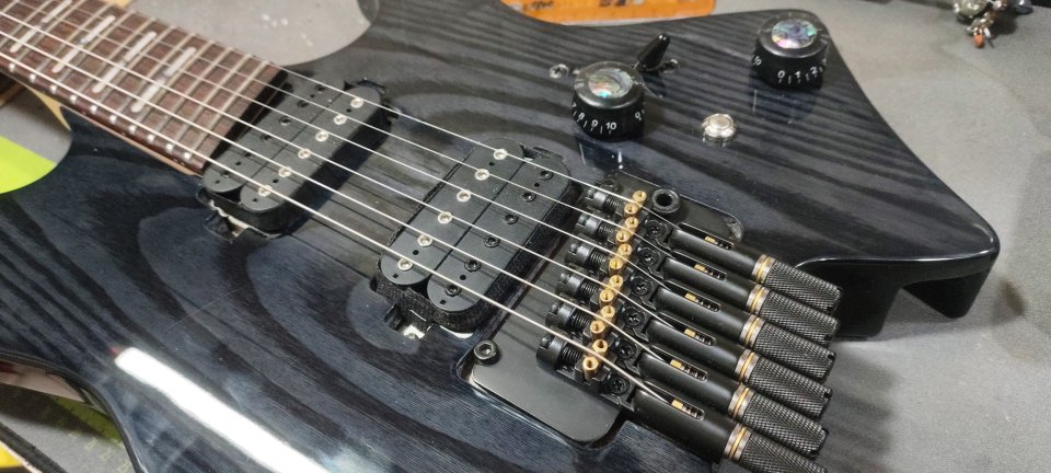 Larry Carlton X6 Headless Trans Black de segunda mano · Foto 2 de 10 · Madrid · 500 €