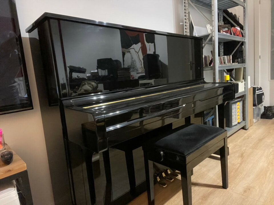 Piano vertical Yamaha U1 negro de segunda mano · Foto 2 de 2 · Madrid · 3000 €