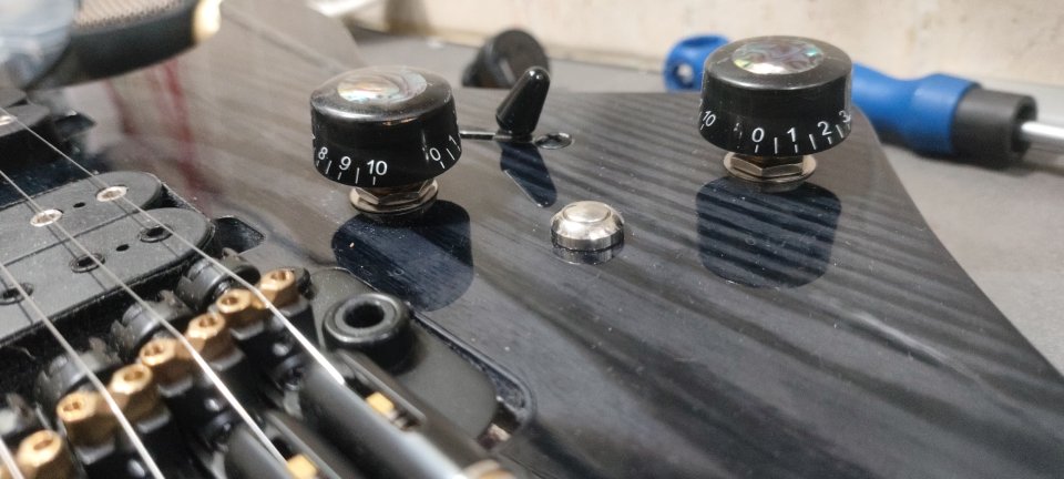 Larry Carlton X6 Headless Trans Black de segunda mano · Foto 3 de 10 · Madrid · 500 €