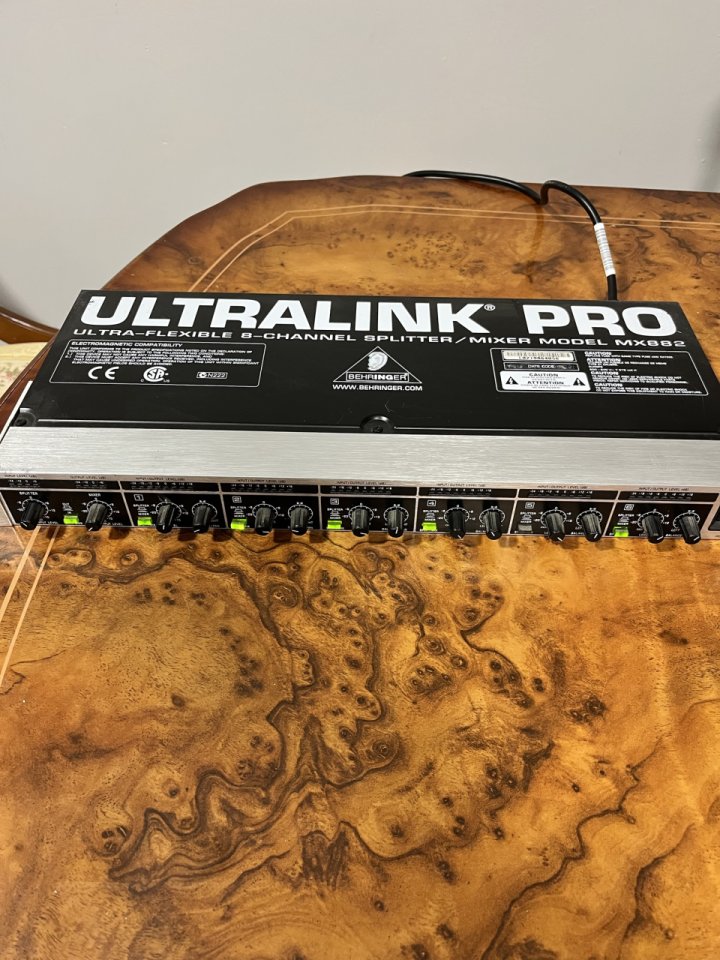 Behringer Ultralink Pro MX882 splitter/mezclador 8 canales de segunda mano · Foto 1 de 3 · Huesca · 40 €