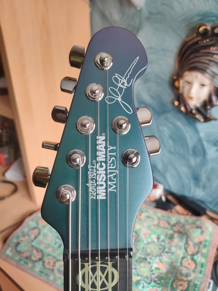Ernie Ball Music Man Majesty 7 cuerdas Artic Dream de segunda mano · Foto 6 de 10 · Bizkaia · 2850 €