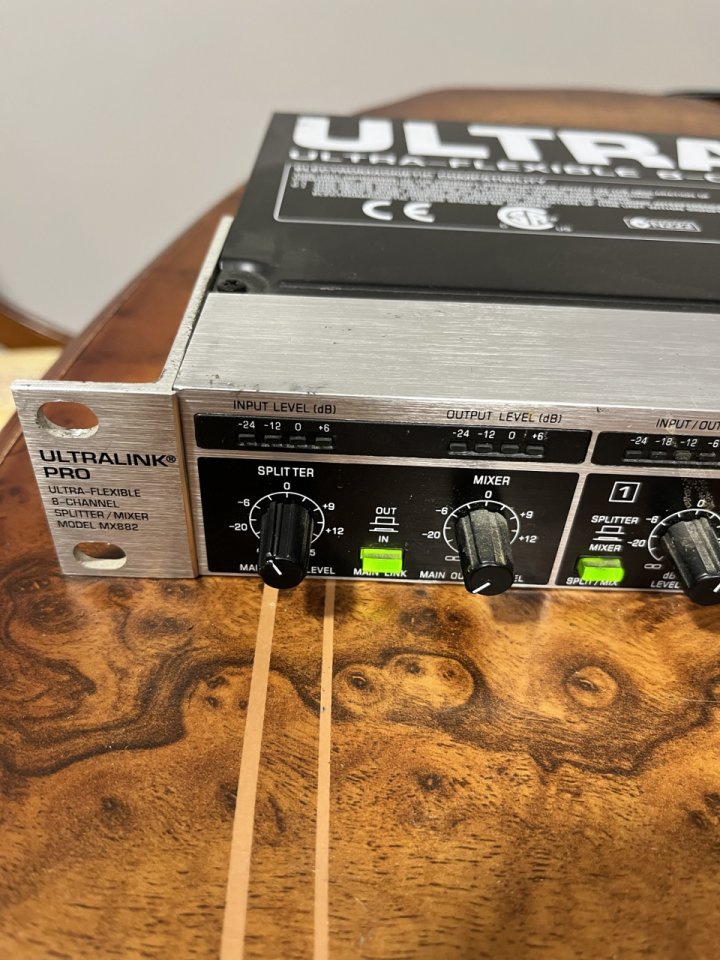 Behringer Ultralink Pro MX882 splitter/mezclador 8 canales de segunda mano · Foto 2 de 3 · Huesca · 40 €