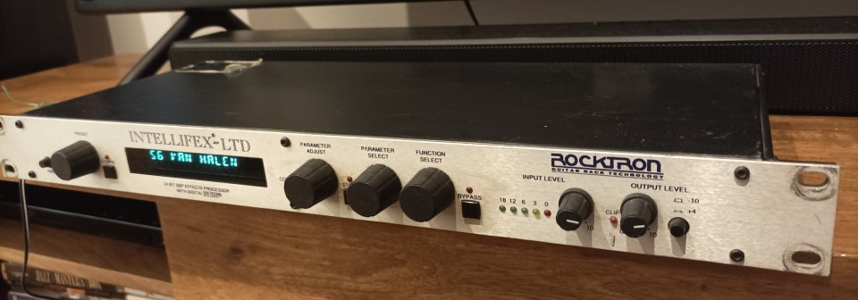 Procesador efectos guitarra Rocktron Intellifex de segunda mano · Foto 4 de 8 · Barcelona · 300 €