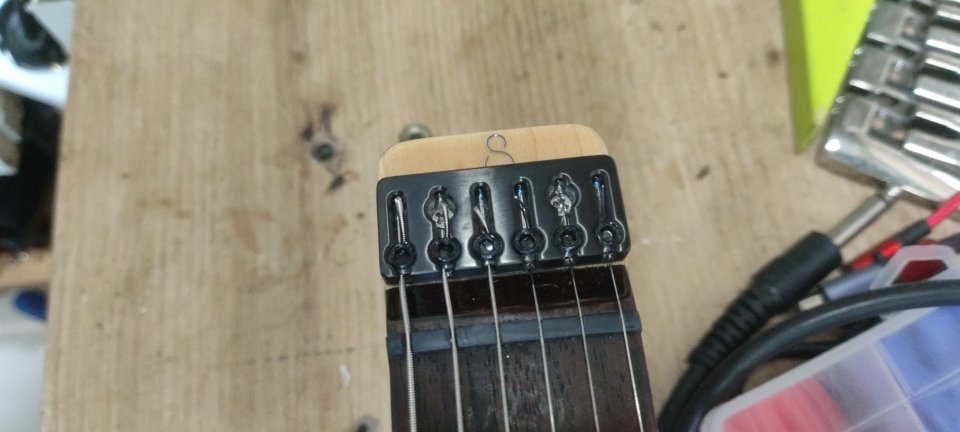 Larry Carlton X6 Headless Trans Black de segunda mano · Foto 5 de 10 · Madrid · 500 €