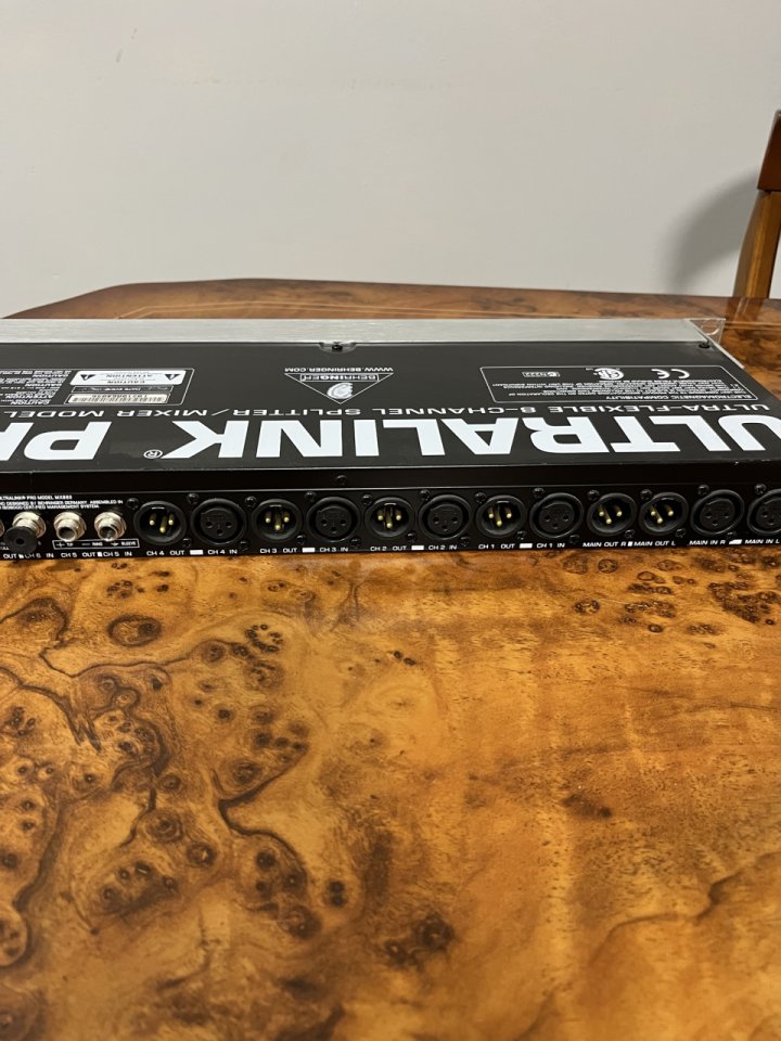 Behringer Ultralink Pro MX882 splitter/mezclador 8 canales de segunda mano · Foto 3 de 3 · Huesca · 40 €