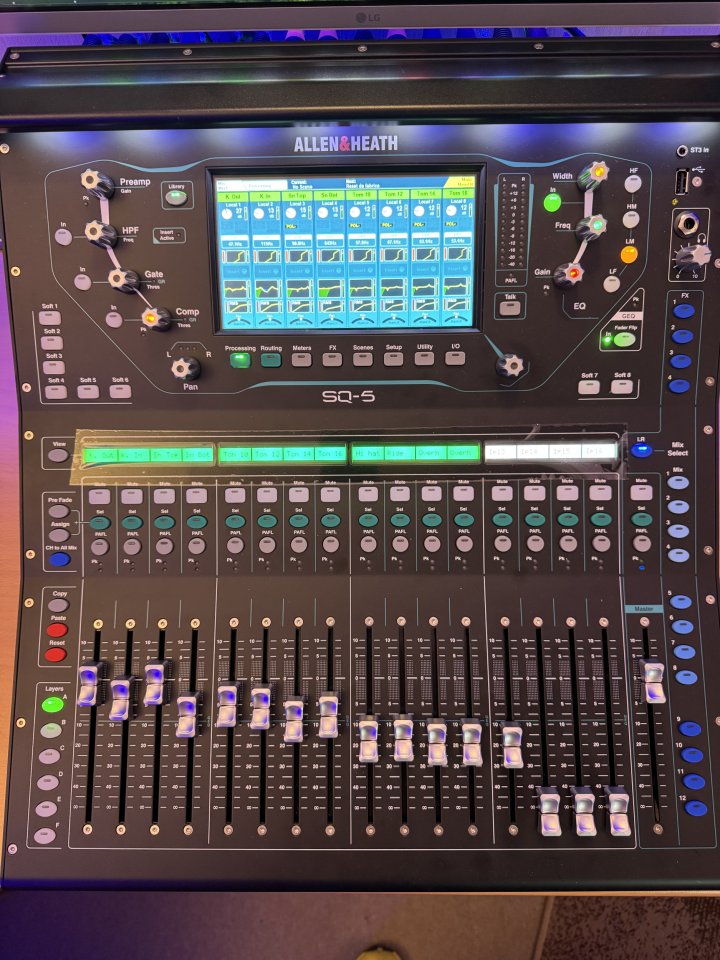 Mesa de mezclas Allen Heath SQ5 de segunda mano · Foto 1 de 2 · Madrid · 1700 €
