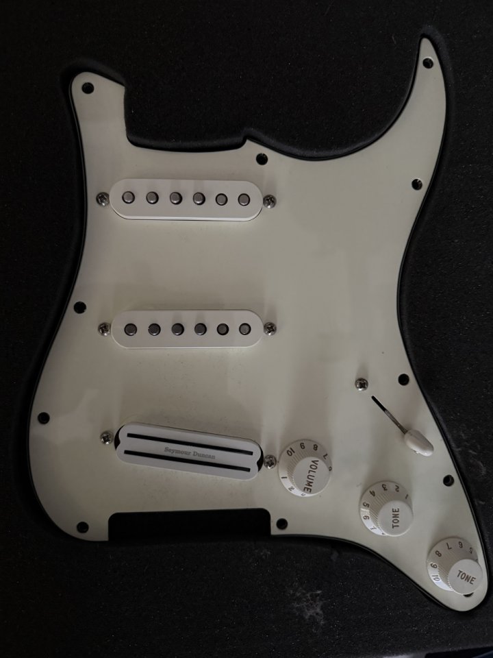 Golpeador Fender Stratocaster completo con Hot Rails de segunda mano · Foto 1 de 2 · Bizkaia · 140 €