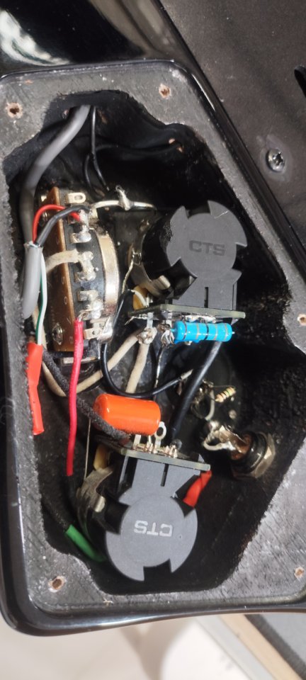 Larry Carlton X6 Headless Trans Black de segunda mano · Foto 7 de 10 · Madrid · 500 €