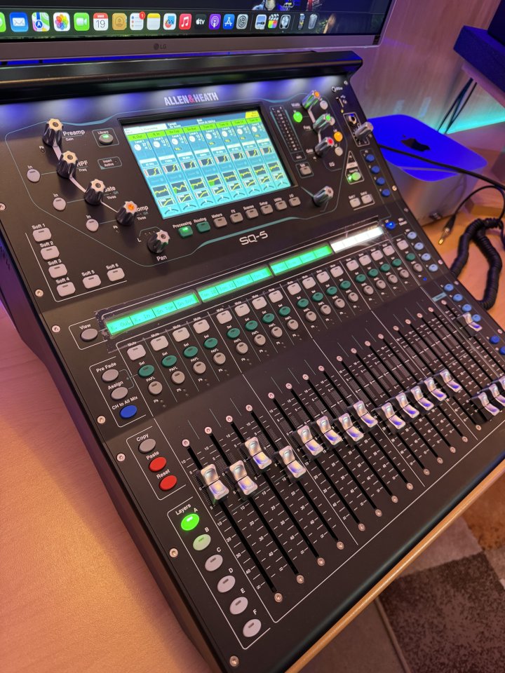 Mesa de mezclas Allen Heath SQ5 de segunda mano · Foto 2 de 2 · Madrid · 1700 €