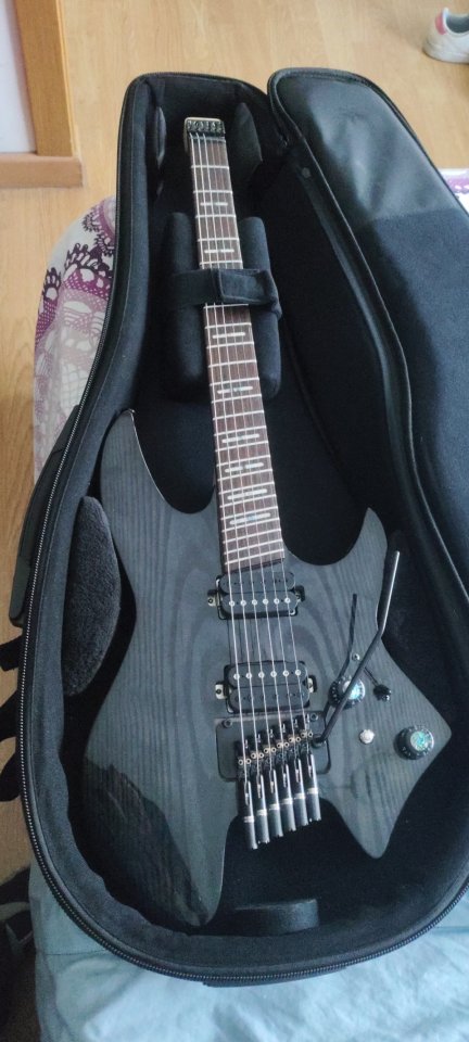 Larry Carlton X6 Headless Trans Black de segunda mano · Foto 10 de 10 · Madrid · 500 €