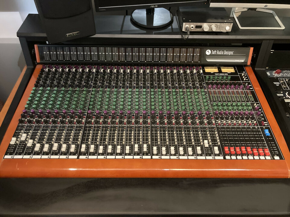 Mesa Analógica Toft ATB 24