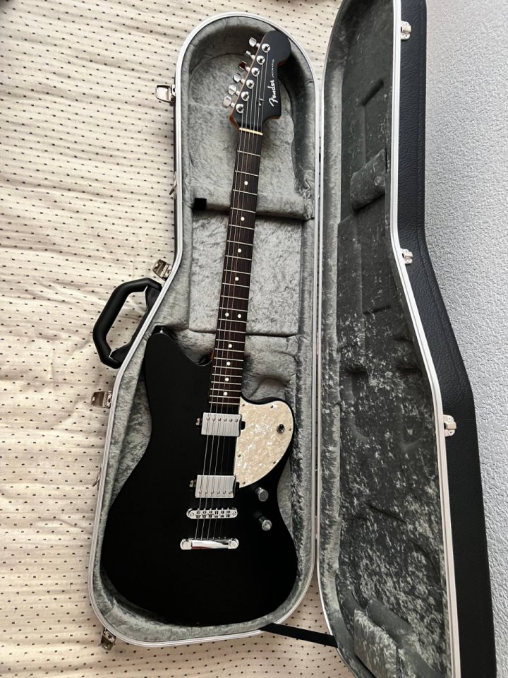 Fender MIJ Elemental Jazzmaster 2023 + Hiscox Pro II de segunda mano · Foto 2 de 10 · Alicante · 1490 €