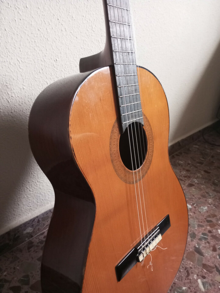 Guitarra española "Lambra" afectada por la DANA