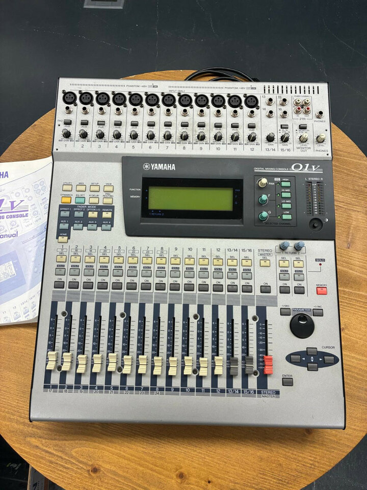 mesa de mezclas digital Yamaha 01V