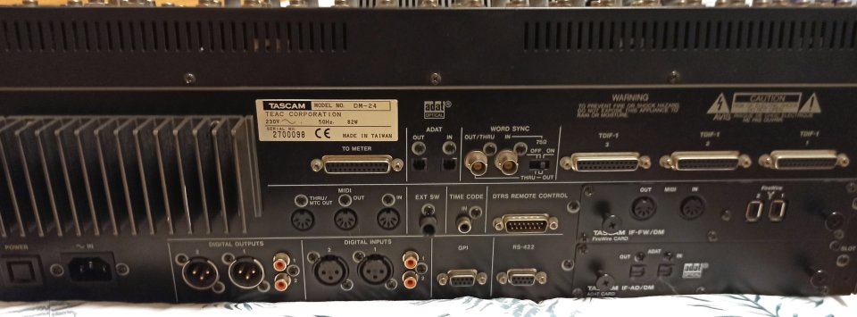 Vendo Mesa digital Tascam D-M24 con puente de vumetros y dos salidas ADAT