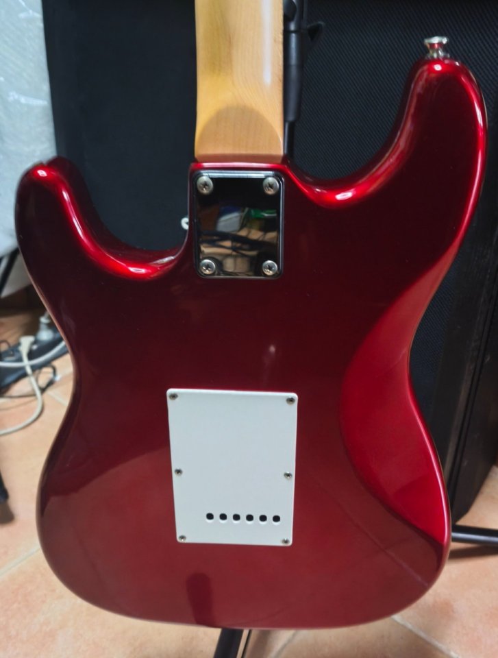 Guitarra eléctrica XP stratocaster de segunda mano · Foto 3 de 7 · Alicante · 75 €