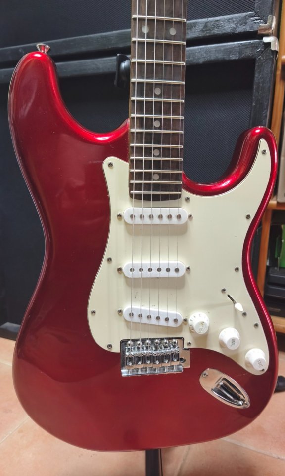 Guitarra eléctrica XP stratocaster de segunda mano · Foto 1 de 7 · Alicante · 75 €