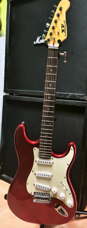 Guitarra eléctrica XP stratocaster de segunda mano · Foto 2 de 7 · Alicante · 75 €