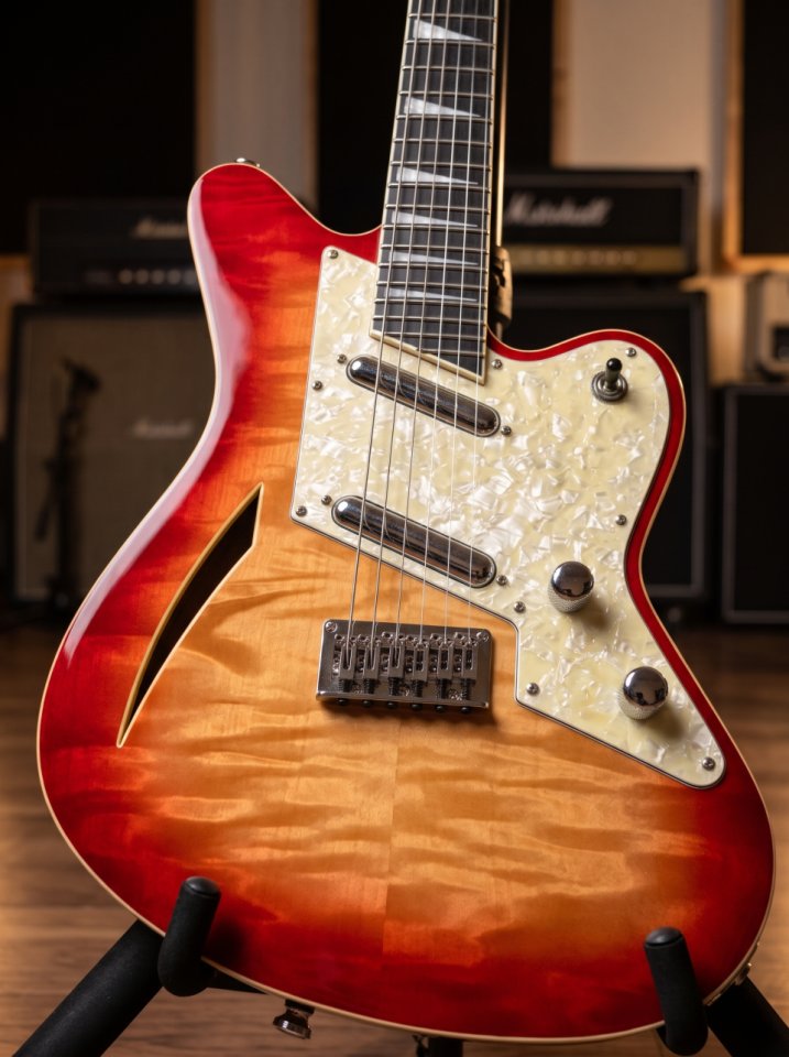 [OFERTA DE LA SEMANA] Charvel Surfcaster XII CherryBurst 90´s MIJ + Estuche de segunda mano · Foto 1 de 5 · Madrid · 2450 €