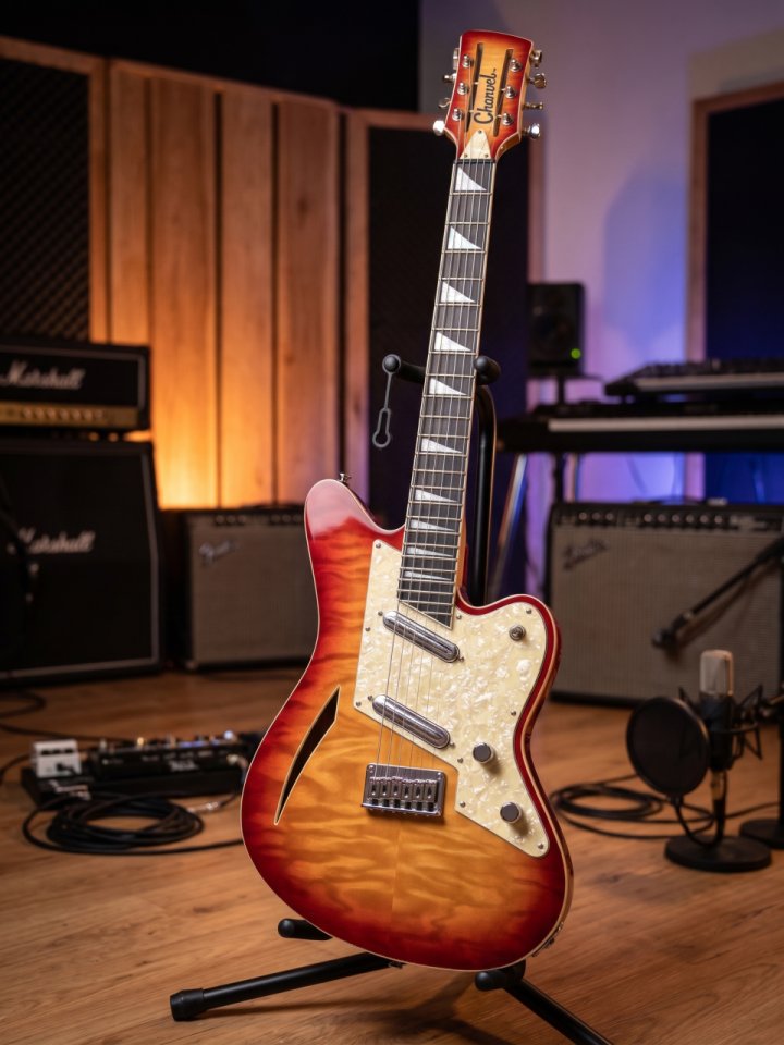 [OFERTA DE LA SEMANA] Charvel Surfcaster XII CherryBurst 90´s MIJ + Estuche de segunda mano · Foto 2 de 5 · Madrid · 2450 €