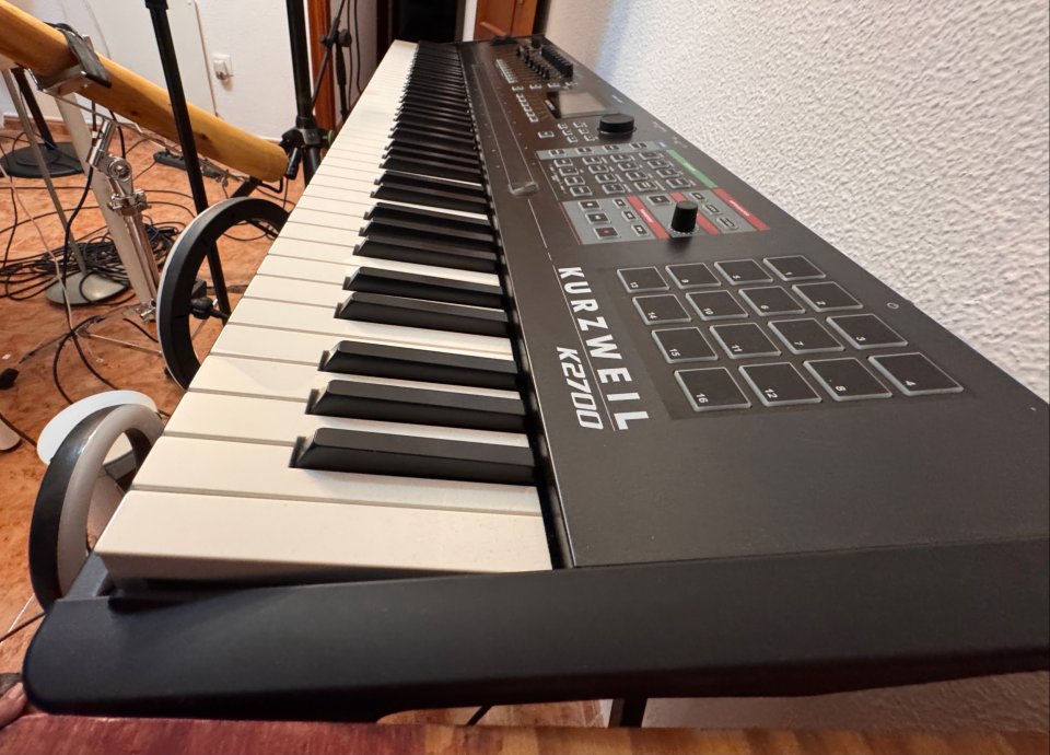 Kurzweil K2700 + Funda Thomann Premium + Soporte K&M 18963 de segunda mano · Foto 2 de 5 · Cádiz · 2200 €