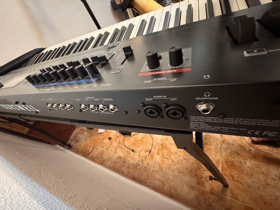 Kurzweil K2700 + Funda Thomann Premium + Soporte K&M 18963 de segunda mano · Foto 5 de 5 · Cádiz · 2200 €