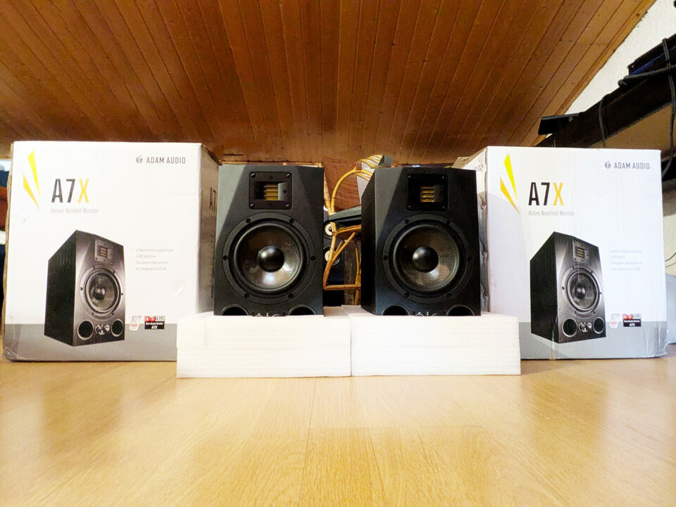 Monitores ADAM A7X con caja y embalaje original