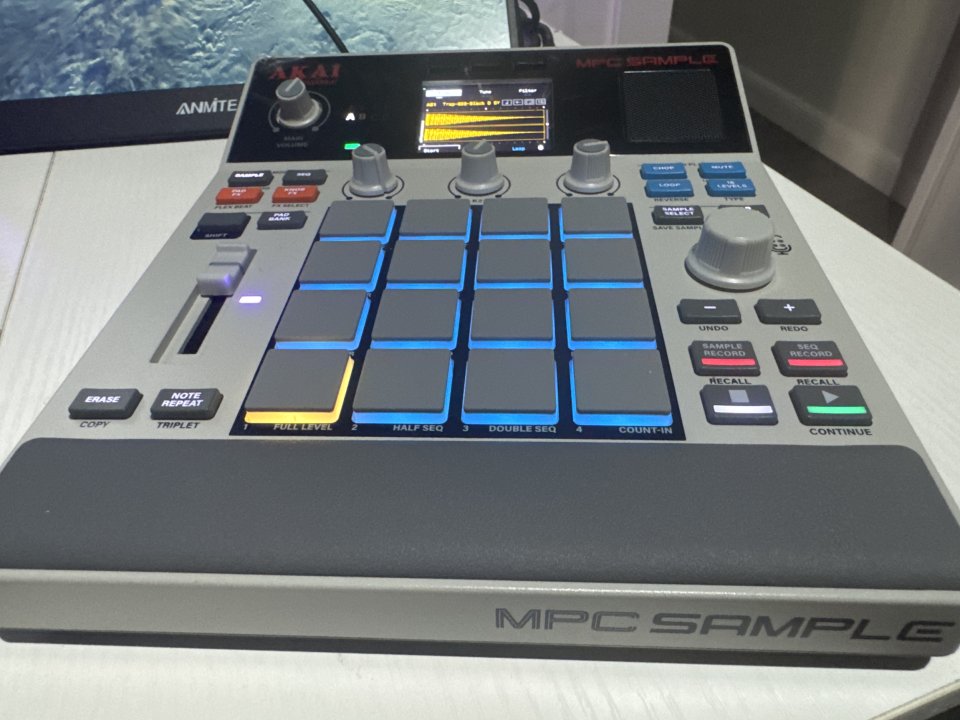 AKAI MPC SAMPLE de segunda mano · Sevilla
