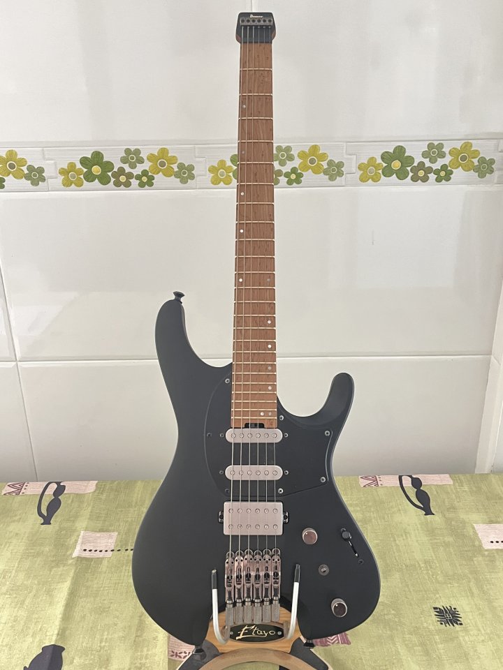 Ibanez Q54-BKF (headless)