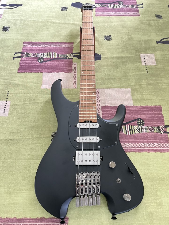 Ibanez Q54-BKF (headless)