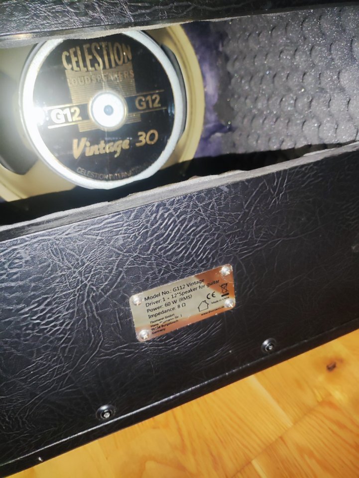 Pantalla Harley Benton G112  Celestion v30