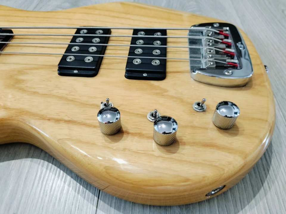 Bajo zurdo G&L