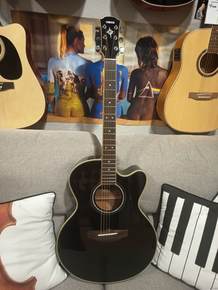 YAMAHA CPX700 II de segunda mano · Foto 1 de 6 · Madrid · 550 €