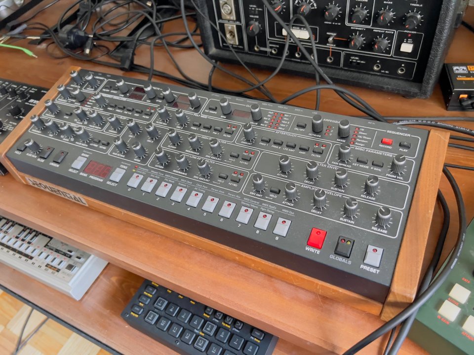 Dave Smith Prophet 06 desktop de segunda mano · Foto 2 de 3 · Madrid · 1800 €