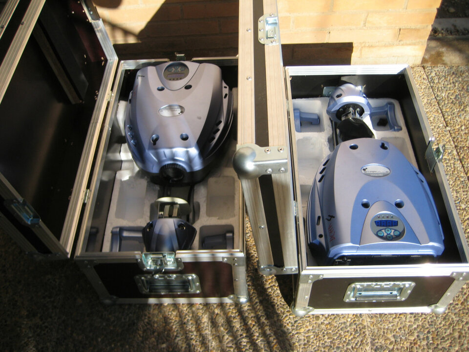 2 Scanner (250W) + 2 Cabezal móviles (250w) Todos con flightcase.